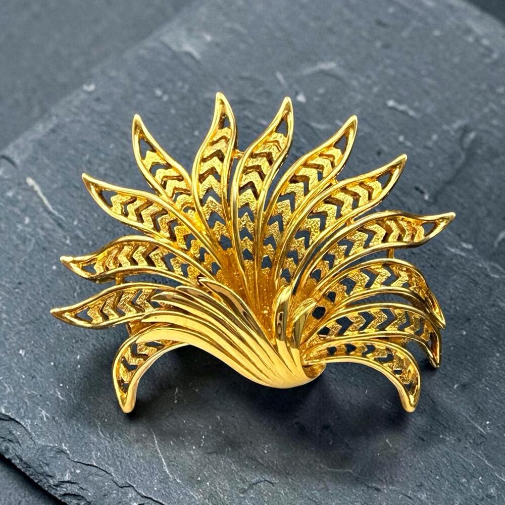 Vtg Monet Signed Gold Tone Openwork Filigree Peacock Fan Abstract Leaf Brooch